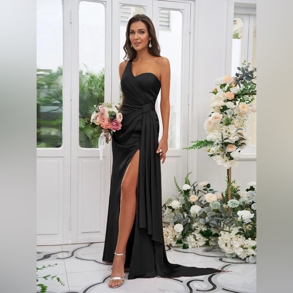 Dresses & Skirts - Ruched One-shoulder Formal dress